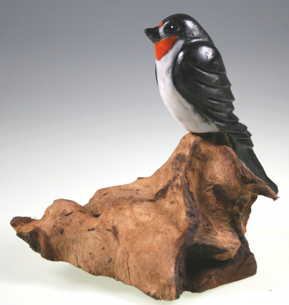 Schwalbe aus Steinzeug auf Wurzelholz 15 cm